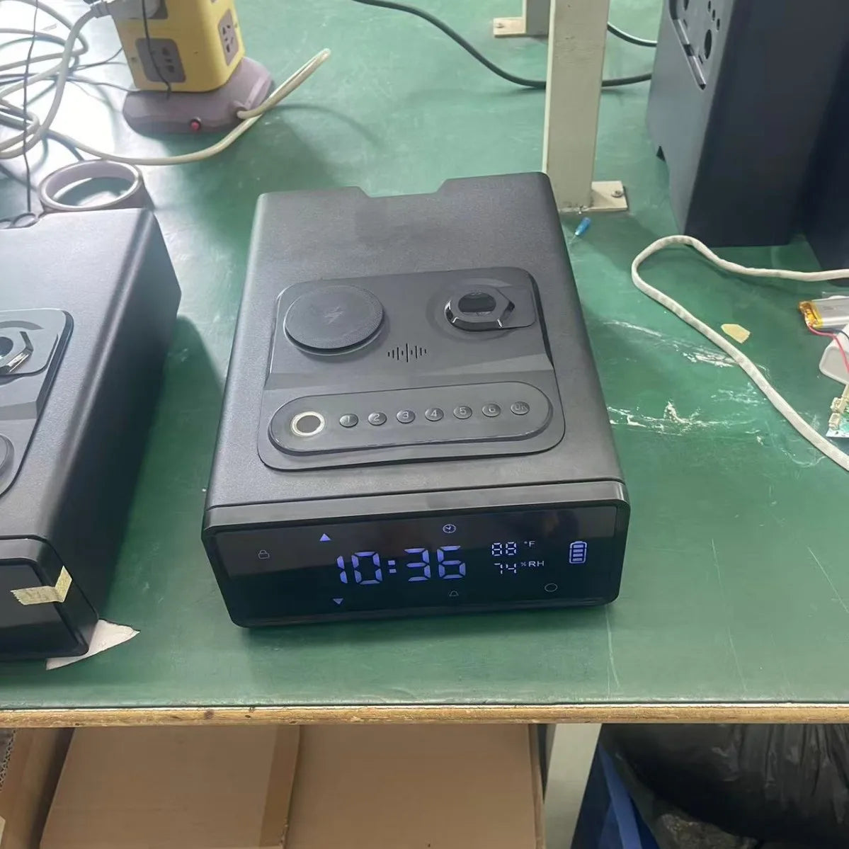 Coffre-fort biométrique pour pistolet avec horloge et charge sans fil – Noir